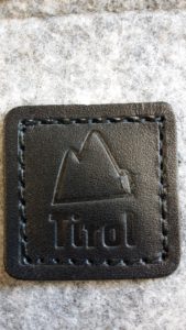 Logobranding auf Leder mit Prägestempel von Taschenfabrikantin extra angefertig