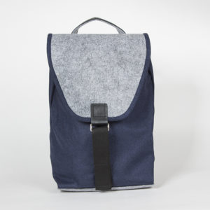 Blauer Lodenrucksack mit Klappe und Rückseite aus grauem Pet Upcycling Filz