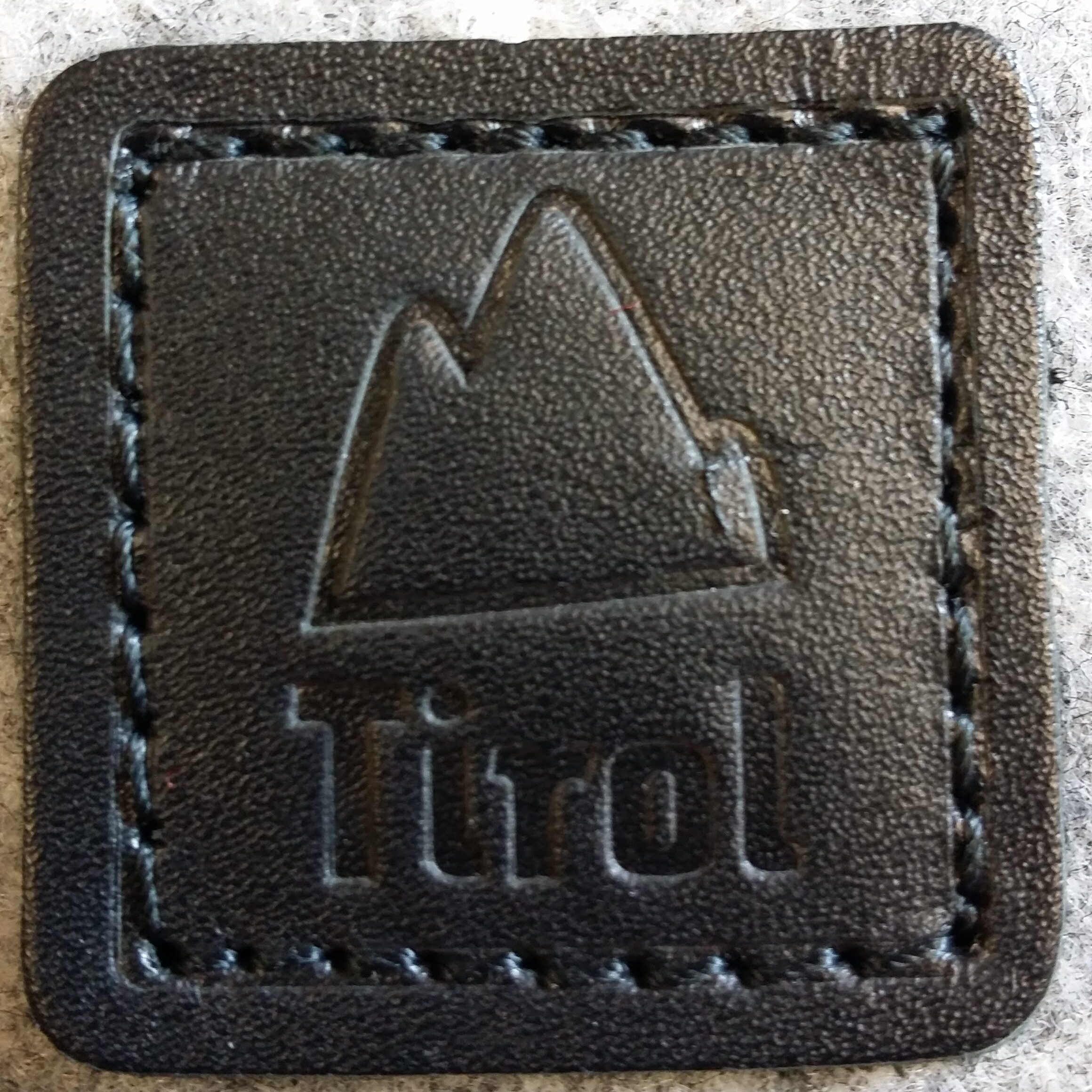Logobranding auf Leder mit Prägestempel von Taschenfabrikantin extra angefertig