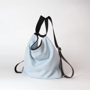 Tasche aus Ozean Plastik in zartem Blau mit schwarzen Applikationen Als Rucksack getragen